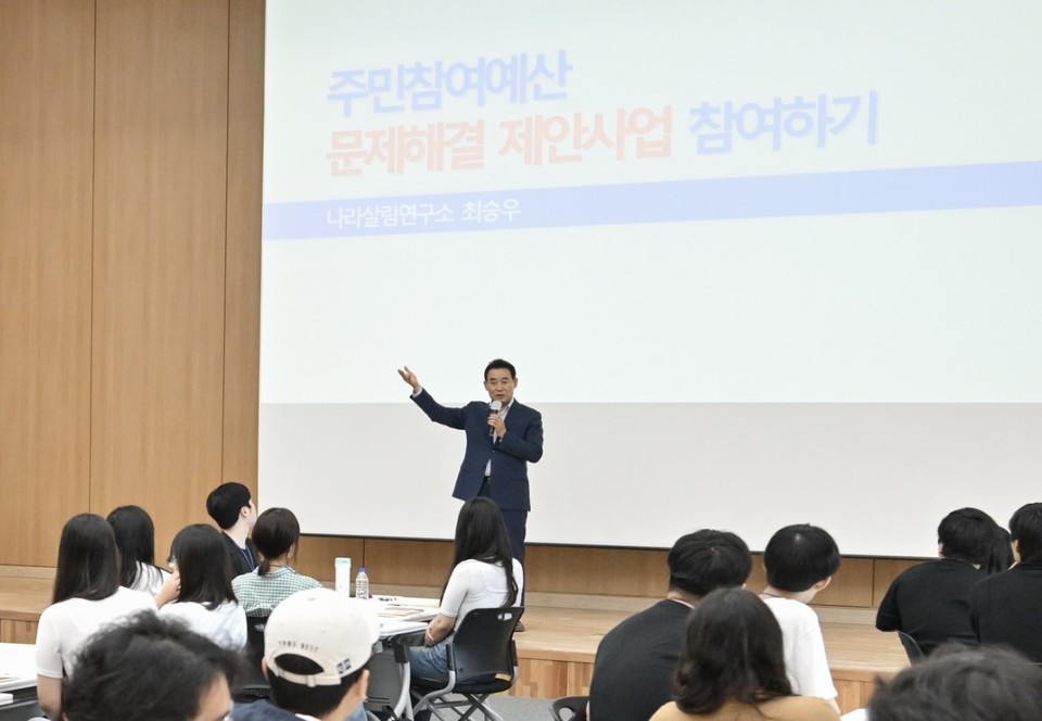 포천시가 지역 청년을 대상으로 진행하는 ‘주민참여예산학교’를 개최했다. 사진은 인사말 하는 백영현 시장. (사진제공=포천시청)