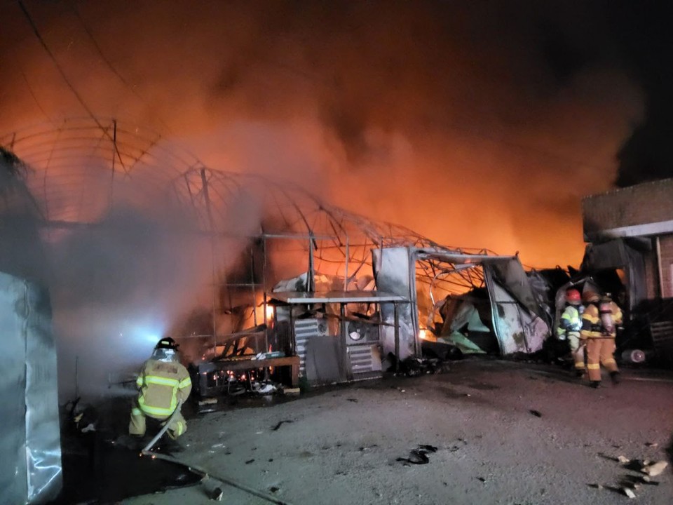 14일 오전 2시46분께 화성시 정남면 계향리의 한 콩나물 재배 공장에서 불이 나 공장 2동과 비닐하우스 4개 동을 태우고 신고를 받고 출동한 소방당국에 의해 약 3시간38분 만인 오전 6시24분께 모두 진화됐다. 사진은 화재 현장. (사진제공=경기도소방재난본부)