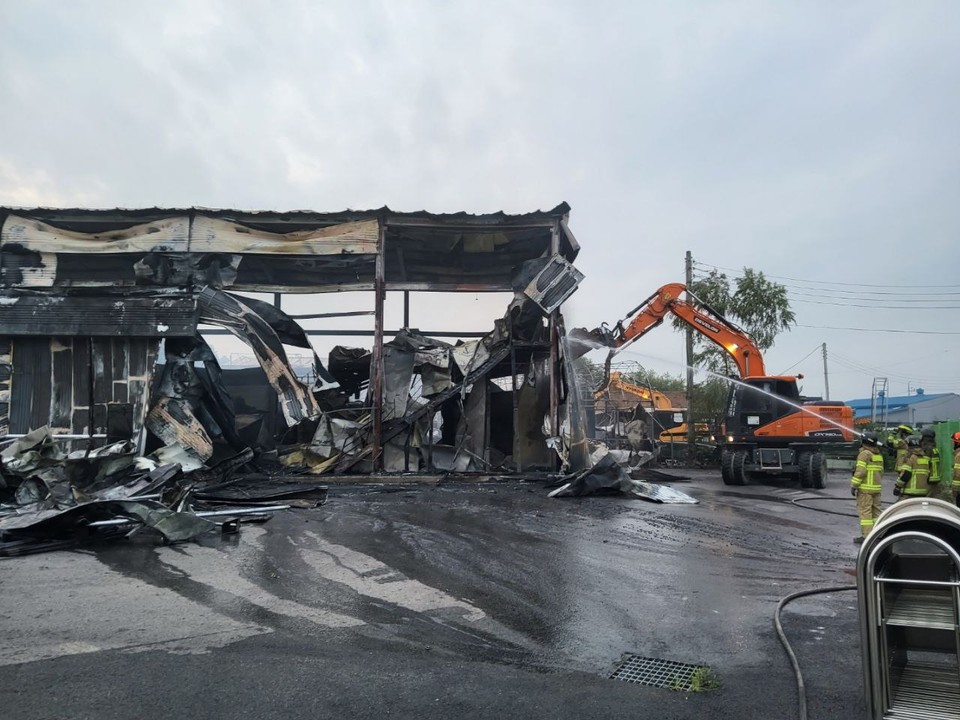 14일 오전 2시46분께 화성시 정남면 계향리의 한 콩나물 재배 공장에서 불이 나 공장 2동과 비닐하우스 4개 동을 태우고 신고를 받고 출동한 소방당국에 의해 약 3시간38분 만인 오전 6시24분께 모두 진화됐다. 사진은 화재 현장. (사진제공=경기도소방재난본부)