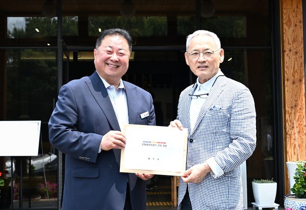 사진은 김경일 파주시장(왼쪽)이 유인촌 문화체육관광부 장관에게 건의사항을 전달한 후, 기념촬영 모습. (사진제공=파주시청)