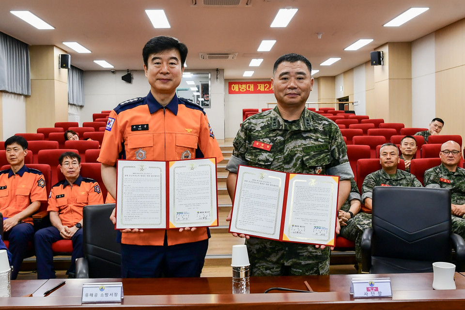 정종범 사단장과 유해공 소방서장이 업무협약 체결 후, 기념사진을 촬영하고 있다. (사진제공=해병대 2사단)