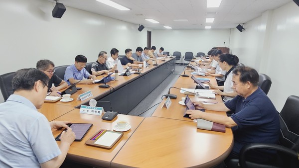 창립 15주년을 맞은 포천도시공사가 공사 비전인 시민행복과 도시발전을 선도하는 혁신공기업 달성을 위한 2024년 상반기 성과분석 및 하반기 업무계획 보고회를 개최했다. (사진제공=포천도시공사)