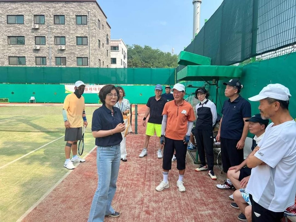 안성시에는 마음이 맞는 사람들끼리 모여 활동하는 이른바 시민동아리가 90여 곳에 이르는 것으로 알려졌다. 사진은 15일 오후 시민동아리 회원들을 만나고 있는 김보라 안성시장. (사진=김보라 안성시장 페이스북)