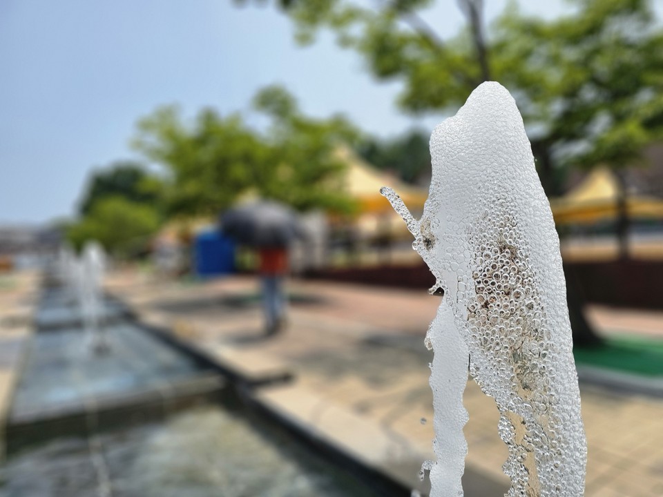 5일 금요일인 오늘 경기·인천지역은 곳에 따라 새벽까지 비가 내리겠다. 강하게 내릴 것으로 예상되는 이 비는 돌풍과 천둥·번개를 동반하겠다. 예상 강수량은 20~60㎜, 많은 곳(경기북서부)은 80㎜이상이겠다. 비가 그치고 난후 곳에 따라 흐리고 맑겠다. 사진은 전날 오후 안성팜랜드 분수. (사진=김종대 기자)