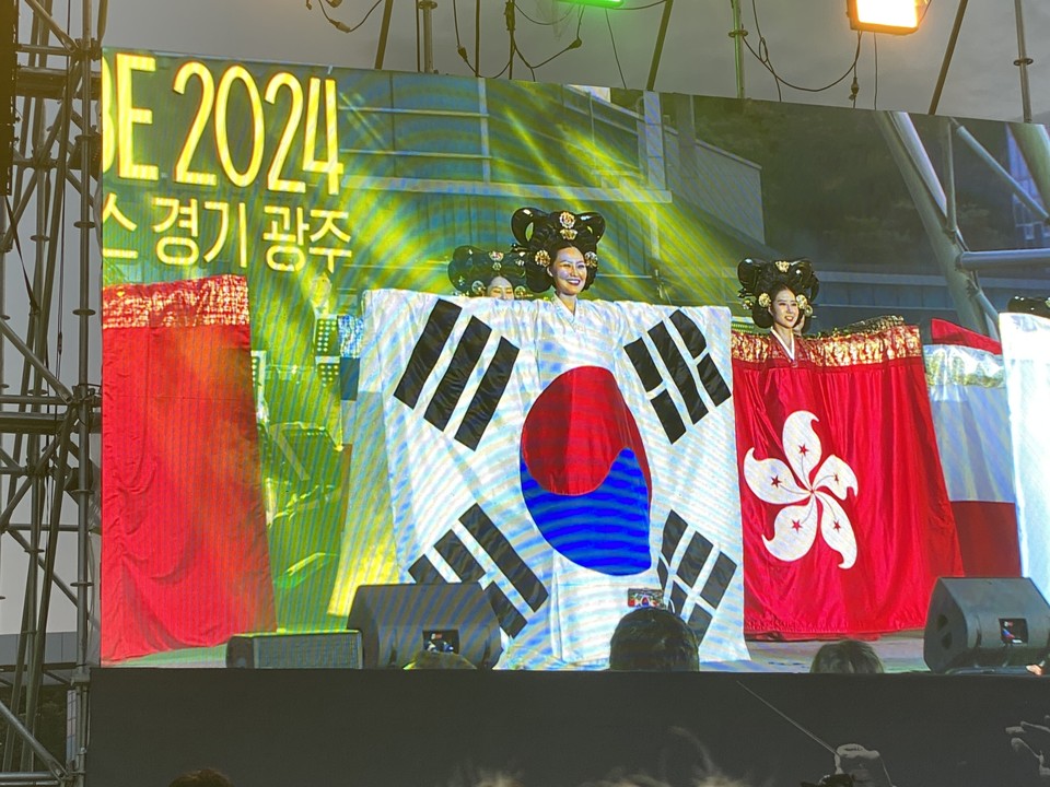 2024 WASBE 세계관악컨퍼런스 27참가국의 국기로 디자인된 한복을 입은 모델들과 성악가 신문희가 함께 하는 퍼포먼스를 펼치고 있다. (사진=장은기 기자)