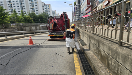 파주시는 집중호우로 인한 침수 사고에 대비해 약 7.5km에 이르는 관내 지하차도 12곳의 시설물을 점검하고, 배수로 준설작업을 완료해 시민들의 안전관리에 착수했다. (사진제공=파주시청)