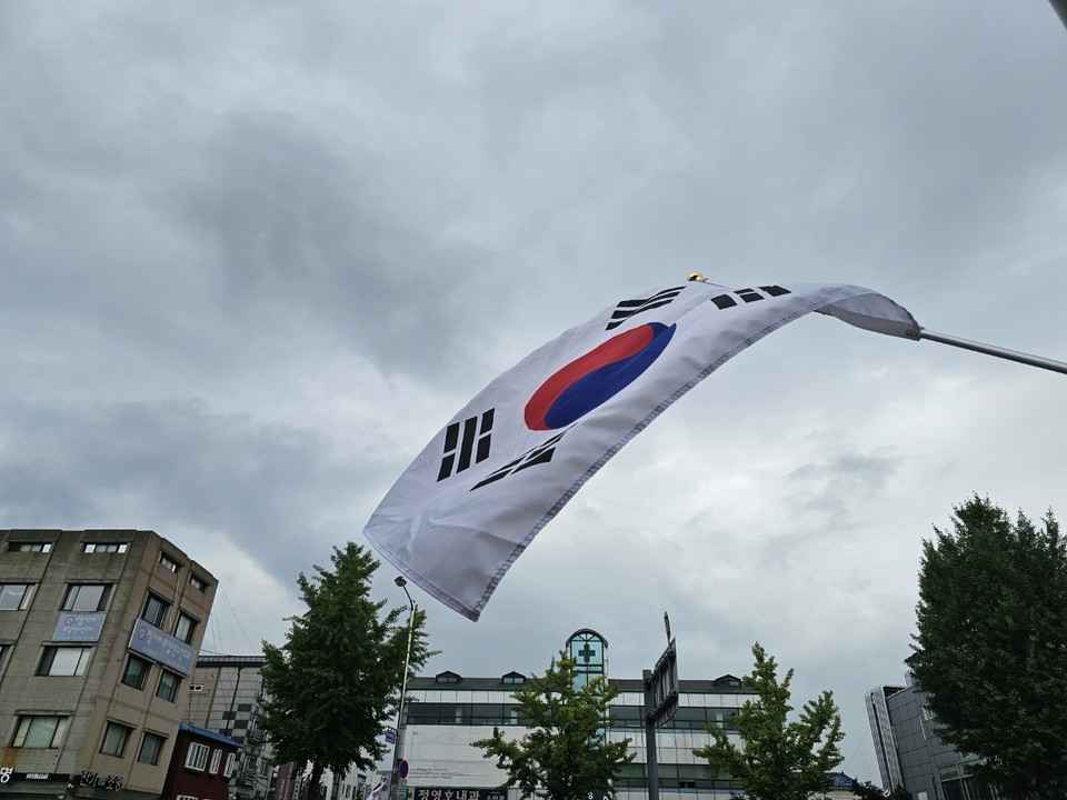 제76주년 제헌절을 하루 앞둔 16일 오후 1시10분께 수원시 지동 경수대로변에 내걸린 태극기가 바람에 펄럭이고 있다. (사진=권영복 기자)