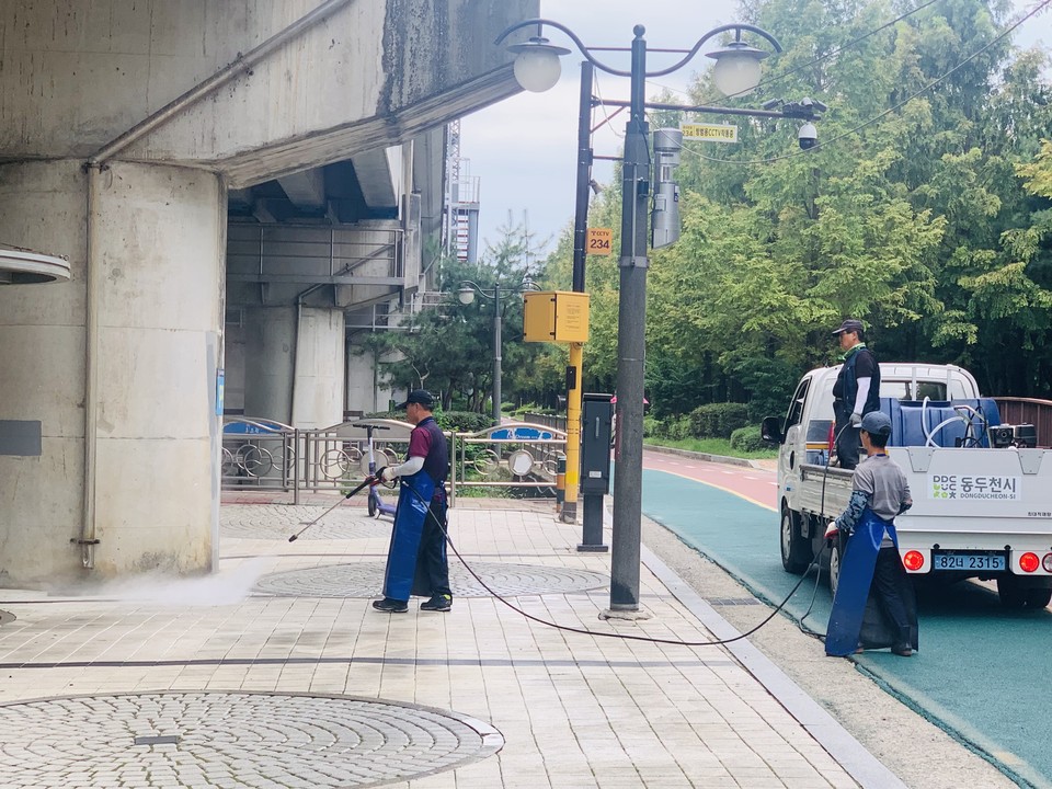 16일 오후 2시40분께 동두천시 전철고가하부에 붙은 비둘기 배설물들이 물분사기에 의해 시원하게 씻겨나가고 있다. (사진=오기춘 기자)