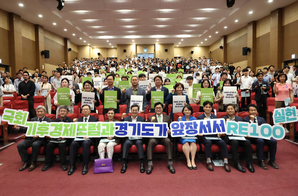16일 오후 국회의원회관 대회의실에서 열린 '글로벌 RE100 압박과 한국의 대응' 국회 토론회에서 김동연 경기도지사, 우원식 국회의장 기후위기 탈탄소 경제포럼 소속 국회의원 및 주요 내빈이 기념촬영을 하고 있다. (사진제공=경기도청)