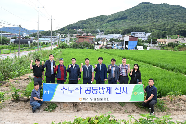 강수현 양주시장이 16일 오전 최근 이상기후 등으로 인해 급증하고 있는 돌발 해충에 대한 선제 대응을 위해 시행된 ‘드론 공동방제’ 현장에 방문했다. (사진제공=양주시청)