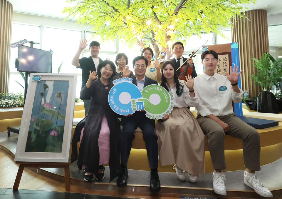 김동연 경기도지사가 지난달 20일 도청에서 첫 예술인 기회소득을 받은 대상자 238명 가운데 7인을 초청해 간담회를 가졌다. (사진제공=경기도청)