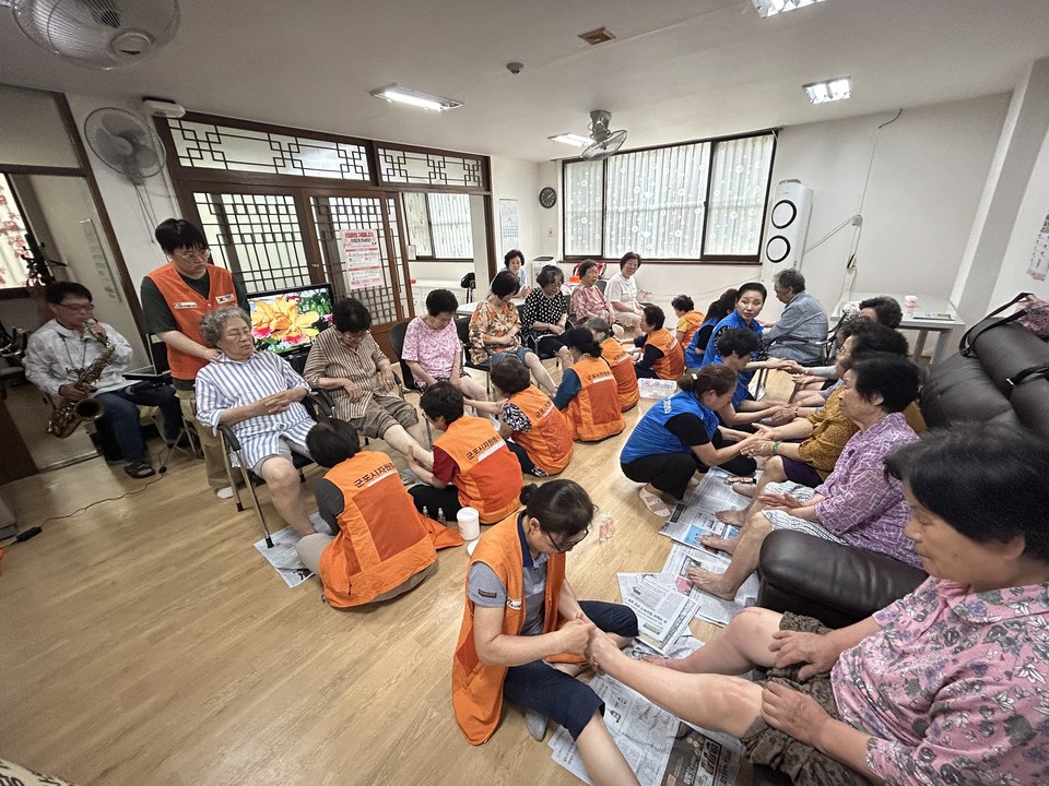 군포시 오금동주민자치회가 지역 경로당 어르신들을 찾아 색소폰 연주가 곁들인 발마사지 등  한 달간 진행한 안마 봉사가 성료됐다. (사진제공=군포시 오금동주민자치회)