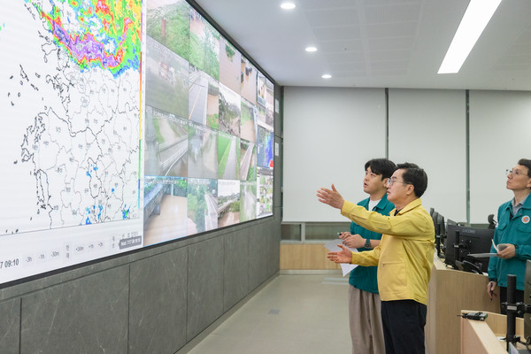 김동연 경기도지사가 17일 오전 경기도청 재난안전상황실에서 호우대비 점검을 하고 있다. (사진제공=경기도청)