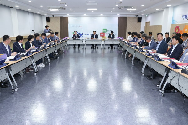 이동환 고양특례시장은 17일 간부회의에서 관광콘텐츠 개발, 수도권 과밀억제 규제완화로 천만명이 찾은 도시를 만들어야 한다고 강조했다. (사진제공=고양시청)