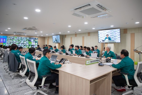 주광덕 남양주시장이 17일 오전 호우경보 및 산사태 주의보가 발령됨에 따라 호우 대비 긴급재난대책회의를 개최했다. (사진제공=남양주시청)