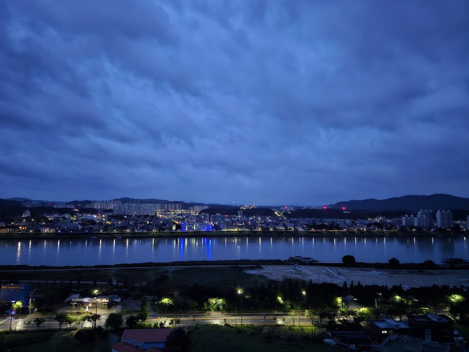 18일 오전 5시3분께 호우주의보가 내려진 여주지역 남한강 일대에 비교적 차분한 비가 간간히 내리고 있다. (사진=김광섭 기자)