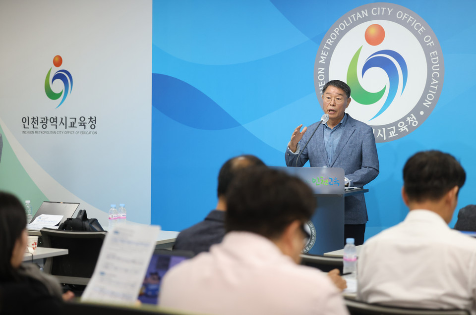 김기춘 체육건강교육과장은 18일 교육청 브핑룸에서 가진 기자회견을 통해 '학생성공시대를 한 단계 도약시키기 위한 초석으로 이 같은 학교 체육교육 활성화 및 인천형 건강 통합 지원시스템 구축 방안'을 발표하고 있다. (사진제공=인천시교육청)