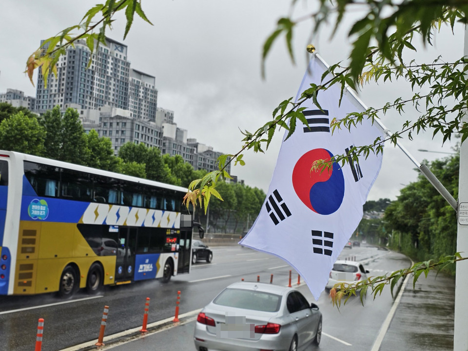 18일 오후 1시20분께 과천시 문원동 과천대로에 걸린 태극기가 바람에 펄럭이고 있다. (사진=김상현 기자)