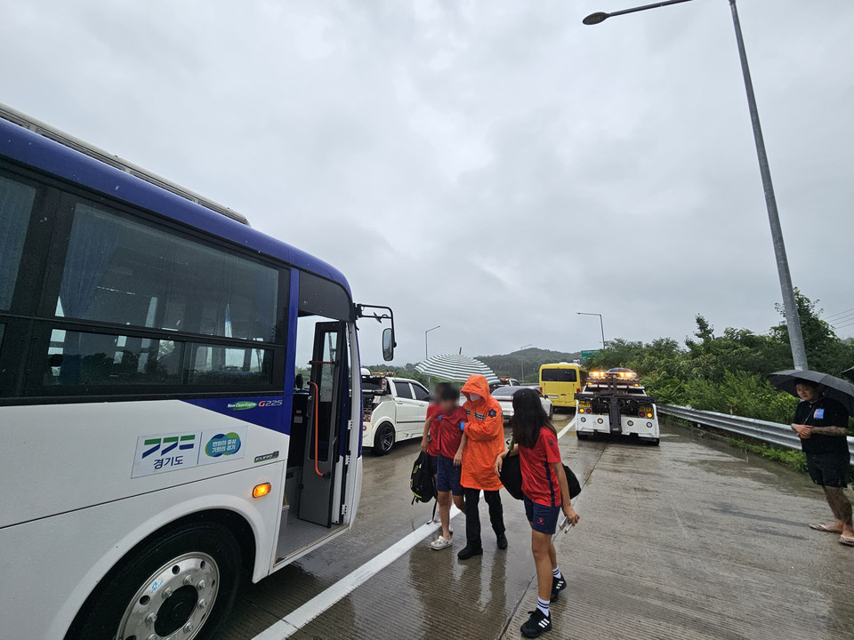 18일 오전 11시12분께 중부내륙고속도로 여주 세종대왕면 오계리 구간에서 버스와 승용차, 트럭이 연쇄 추돌하는 3중 추돌사고가 나 충남 온양의 한 중학교 하키선수 15명과 교사 1명이 경상을 입어 인근 병원으로 이송됐다. (사진제공=경기도소방재난본부)
