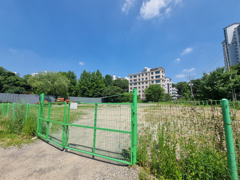 용인특례시가 수지구 죽전동 1070번지 일원 3000여㎡ 부지에 주민 쉼터 역할을 할 ‘도시숲’을 조성키로 했다고 18일 밝혔다. 사진은 죽전동 일원 유휴 부지.올해 12월 준공 예정이다. (사진제공=용인시청)