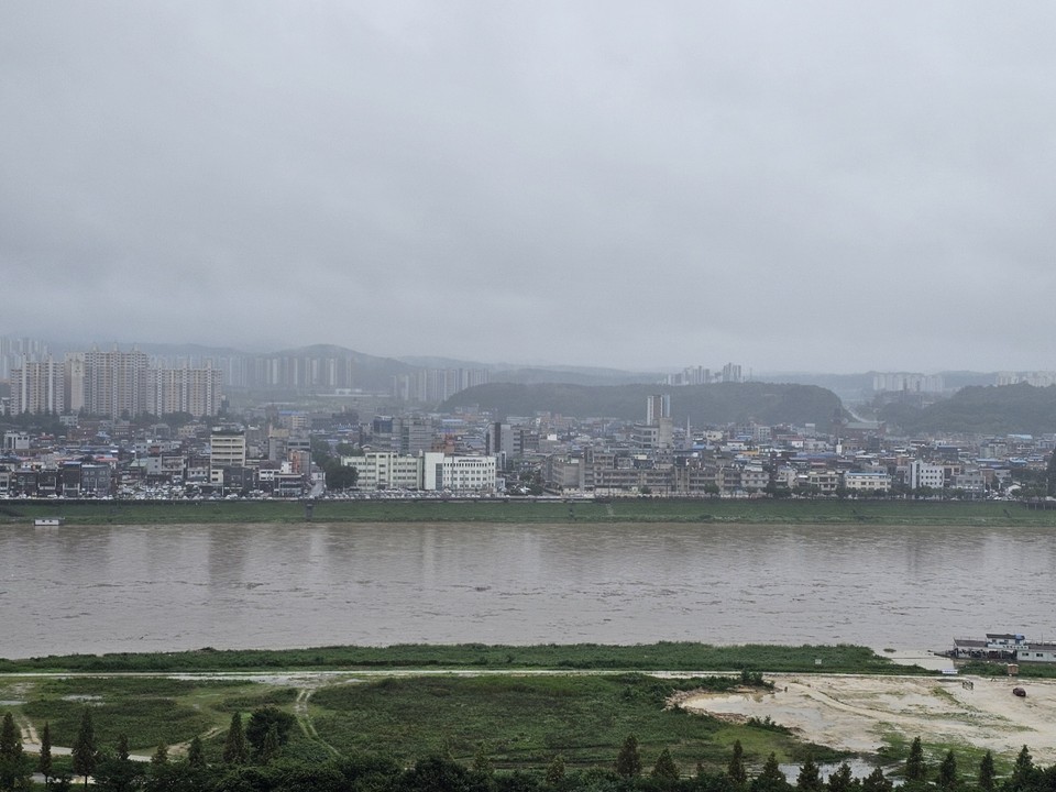 18일 오후 5시15분께 여주시 현암동에서 바라본 수위가 상승한 남한강에 많은 부유물들이 섞여 하류로 둥둥 떠내려가고 있다. 사진 오른쪽이 하류. (사진=김광섭 기자)