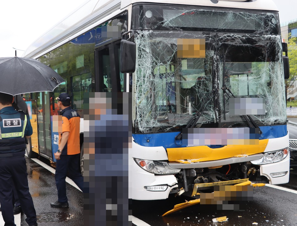 18일 오후 3시56분께 고양시 일산서구 대화역사거리 인근 도로에서 시내버스가 광역버스를 추돌하는 사고가 나 60대 버스 운전자와 버스 승객 17명이 부상을 입었다. 사진은 사고 현장. (사진제공=경기도북부소방재난본부)