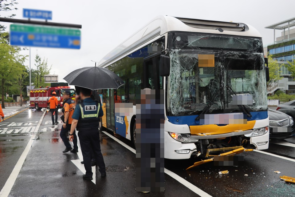 18일 오후 3시56분께 고양시 일산서구 대화역사거리 인근 도로에서 시내버스가 광역버스를 추돌하는 사고가 나 60대 버스 운전자와 버스 승객 17명이 부상을 입었다. 사진은 사고 현장. (사진제공=경기도북부소방재난본부)