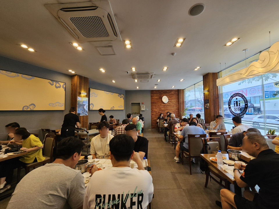 중복을 엿새 남겨둔 19일 오전 11시31분께 용인시 죽전동의 한 삼계탕 음식점 안이 이른 점심시간임에도 불구 손님들로 북적이고 있다. (사진=허찬회 기자)