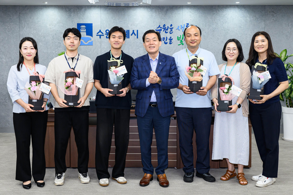 이재준 수원시장이 18일 집무실에서 2024년 상반기 ‘이달의 친절왕’으로 선정된 공직자 6명을 만나 격려했다. 이재준 수원시장(가운데)이 친절왕 공무원들과 함께하고 있다. (사진제공=수원시청)