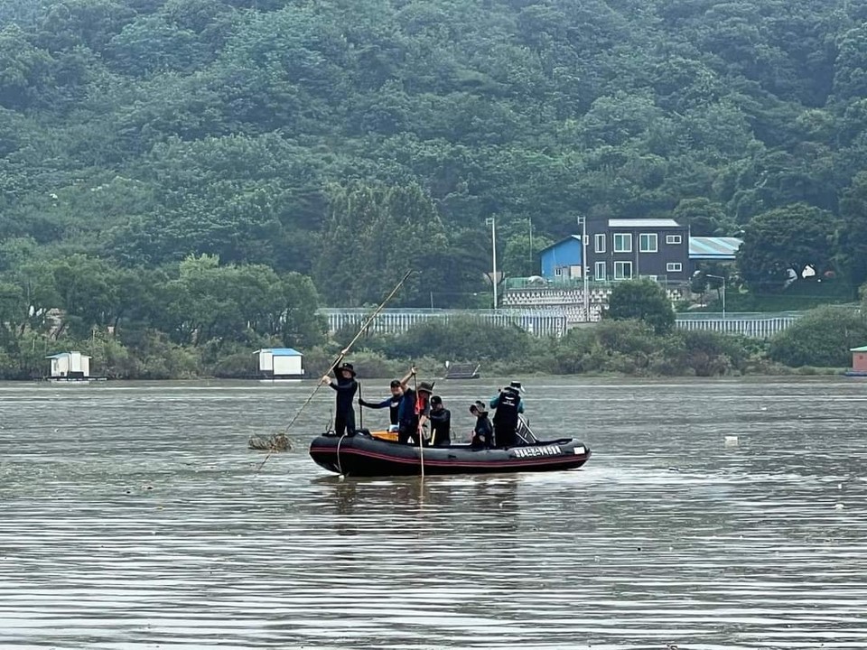 20일 오전 안성 고삼저수지에서 실종된 낚시객 2명에 대한 수색작업이 사흘째 이어지고 있다. (사진=김보라 안성시장 페이스북)