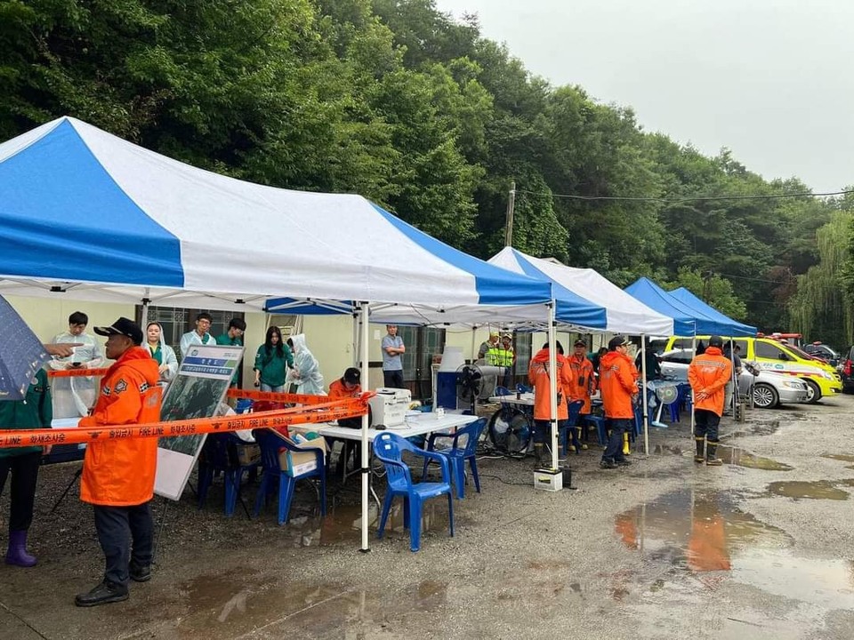 20일 오전 안성 고삼저수지에서 실종된 낚시객 2명에 대한 수색작업이 사흘째 이어지고 있다. (사진=김보라 안성시장 페이스북)