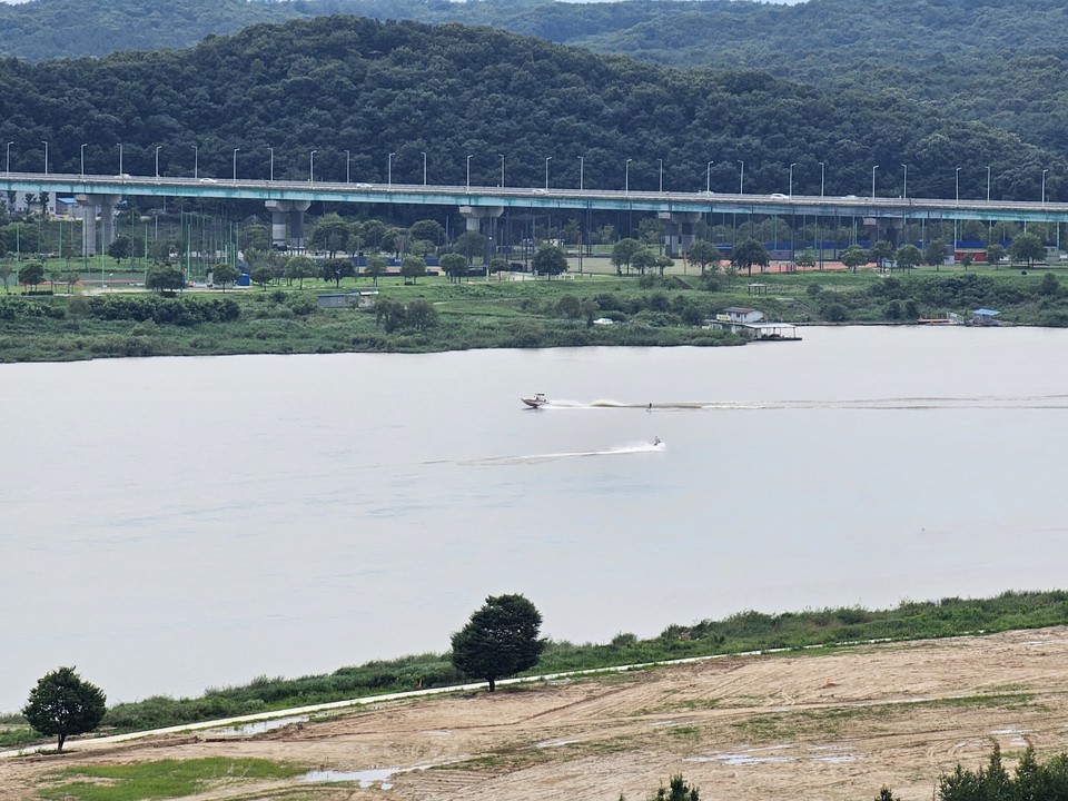 장맛비가 소강상태를 보이고 있는 20일 오후 4시20분께 황톳빛으로 변한 여강(여주 남한강)에서 수상스키 마니아들이 수상스키를 즐기고 있다. (사진=김광섭 기자)