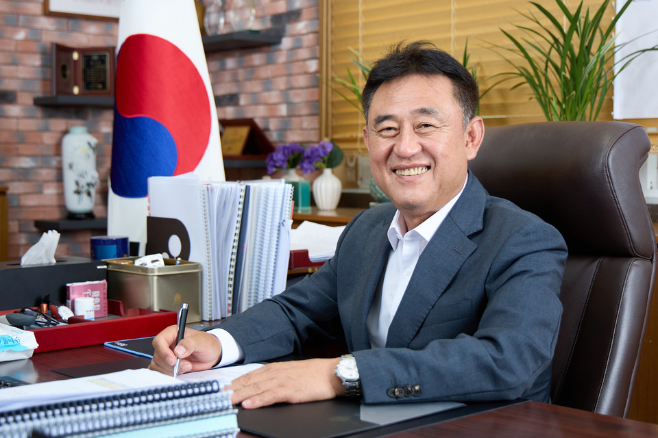 여주가 가지고 있는 해묵은 굵직한 현안사업들을 시원하게 해결해가고 있는 민선8기 여주시가 내년엔 ‘살고 싶은 여주’·‘머물고 싶은 여주’를 만든다는 계획과 방안을 내놨다. 사진은 민선8기 여주시를 이끌고 있는 이충우 여주시장. (사진제공=여주시청)