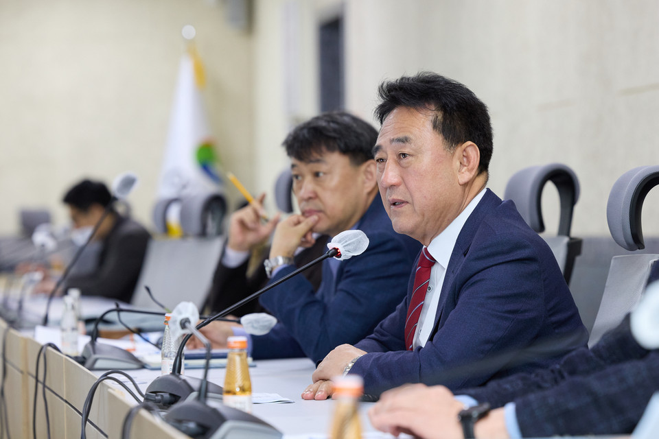 지난 4월4일 여주 가축분뇨 처리시설 지구단위계획 보고회에 참석 중인 이충우 여주시장. (사진제공=여주시청)