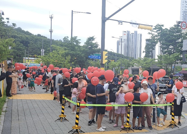 21일 오후 4시 하남감일지구 단생초등학교 앞에서 동서울변전소증설반대 비상대책위 주민 약 1000여 명(주최측 추산)이 동서울변전소증설 반대를 위한 거리행진을 하고 있다. (사진=장은기 기자)