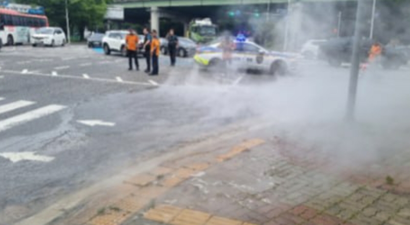 22일 오전 9시6분께 안양시 평촌동 농수산사거리 인근 도로에 매설된 지역난방공사 배관이 파열되면서 뜨거운 물이 도로로 쏟아져 나오는 사고가 났다. (사진제공=안양소방서)