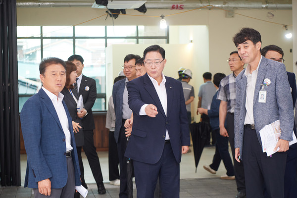 강수현 양주시장이 23일 오전 김정민 부시장 및 간부 공무원 등 20여명과 함께 오는 8월 준공을 앞둔 ‘양주 덕정 상권거점 커뮤니티센터’ 공사 현장에 방문하고 건립 현황을 파악했다. (사진제공=양주시청)