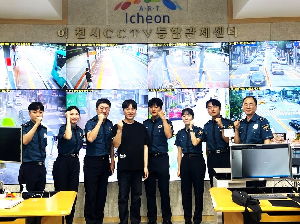 이천경찰서 소속 신임 경찰관 5명이 지난 22일 이천시 CCTV관제센터를 방문해 운영 현황과 주요 기능에 대한 설명을 듣고, 지능형 CCTV 영상 분석과 반출 등 현장체험을 실시했다. (사진제공=이천시청)