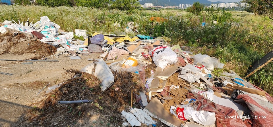 한국토지주택공사(LH)가 오는 2026년까지 추진하고 있는 계양테크노밸리 공공주택지구 공사 현장 주변이 각종 폐기물과 가축 분뇨 등이 방치돼 있는 등 환경오염이 심각한 것으로 드러났다. (사진제공=녹색환경보전협회)