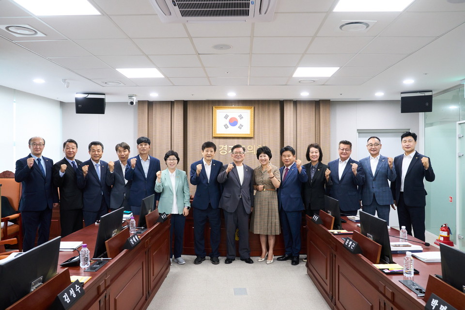 경기도의회 건설교통위원회는 제11대 후반기 첫 상임위를 열어 양당 부위원장 선임과 집행부 업무보고 등을 청취하고 ‘민생중심’ 의정활동을 펼쳐나갈 것을 다짐했다. (사진제공=경기도의회)