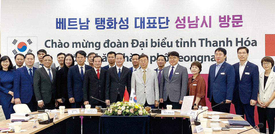 성남시와 우호협약도시인 베트남 탱화성이 교류 증진 방안을 논의하기 위해 24명의 대표단을 꾸려 24일 시청을 방문했다. (사진=장은기 기자)