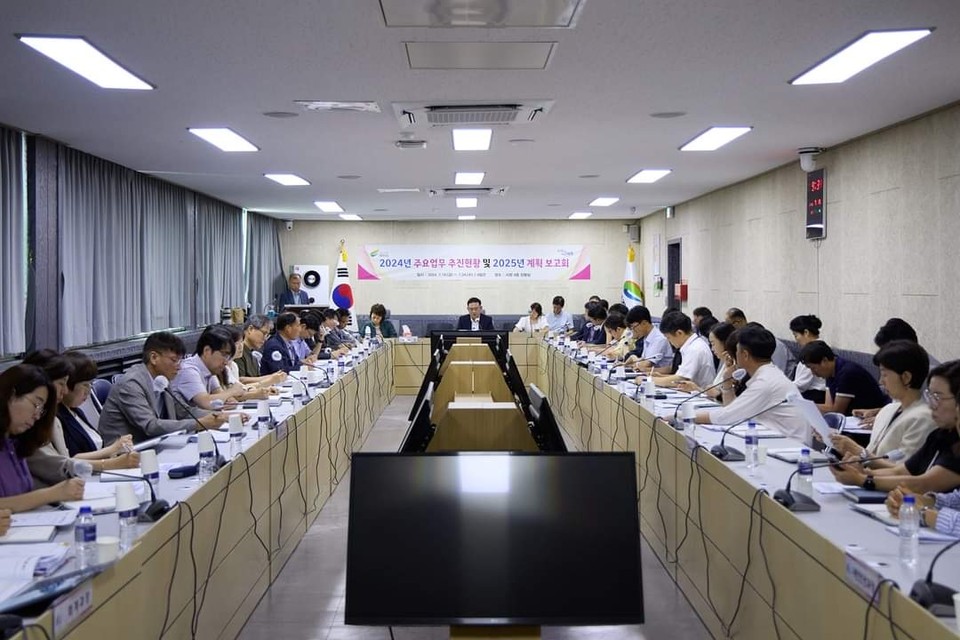 여주시가 지난 19일부터 24일까지 4일간 시청 4층 상황실에서 개최한 ‘2024년 주요 업무 추진 현황 및 2025년 계획 보고회’를 모두 마무리 했다. (사진=이충우 여주시장 페이스북)