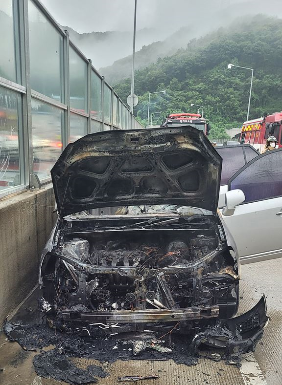 24일 오전 7시4분께 광주시 곤지암읍 광주4터널 인근 도로를 주행 중이던 차량에서 불이 나  차량과 방음벽 일부를 태우고 신고를 받고 출동한 소방당국에 의해 약 19분 만인 오전 7시23분께 모두 진화됐다. (사진제공=경기도소방재난본부)
