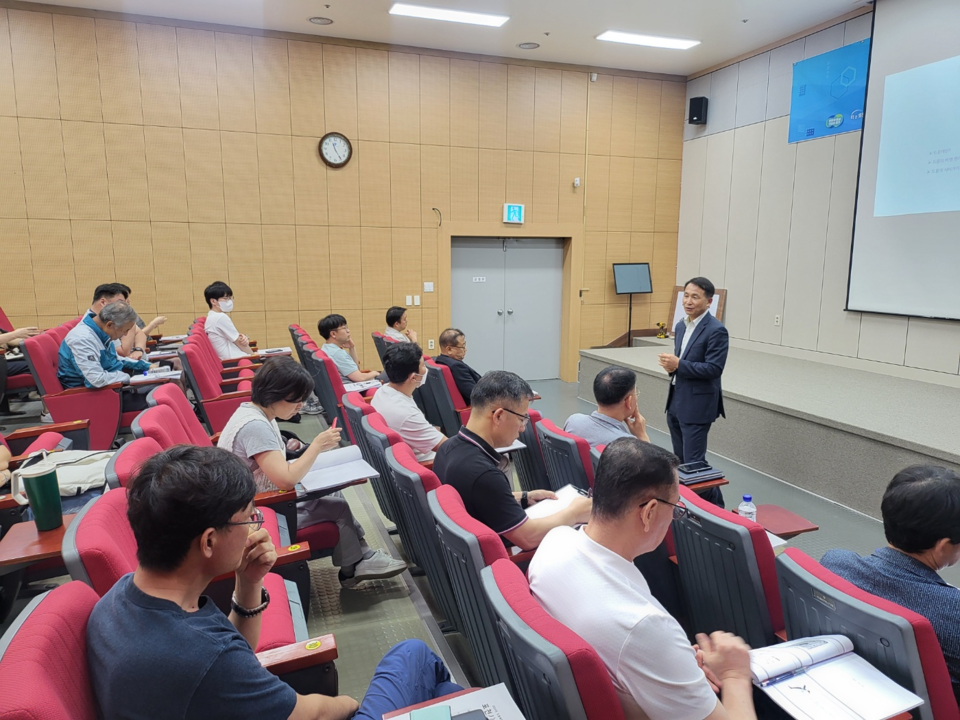 경기대진테크노파크는 포천 시민들을 대상으로 미래산업 체험기회를 부여하고, 드론 교육 메카로 발돋움할 수 있는 첫걸음으로 '포천시 드론학교'를 개강했다고 24일 밝혔다. (사진제공=경기대진테크노파크)