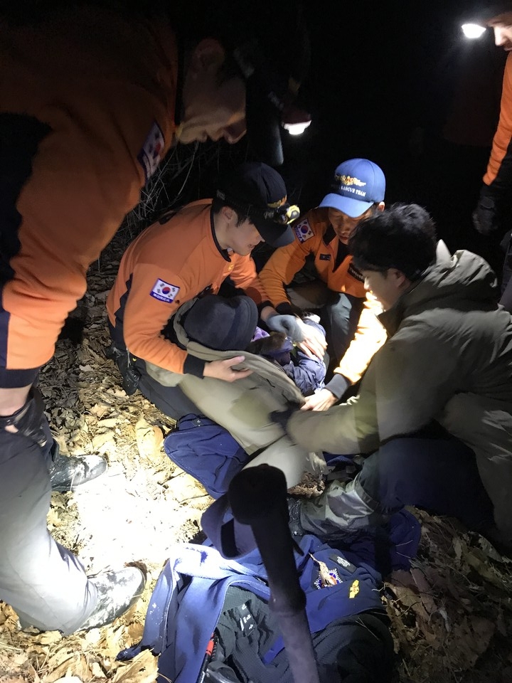 경기도북부소방재난본부는 사고 현장에서 위험을 무릅쓰고 소중한 생명을 구조한 이수윤 소방경 등 경기북부특수대응단 구조대원 6명을 2024년 1분기 라이프세이버(Life-saver)로 선정했다. 사진은 구조 장면. (사진제공=경기도북부소방재난본부)