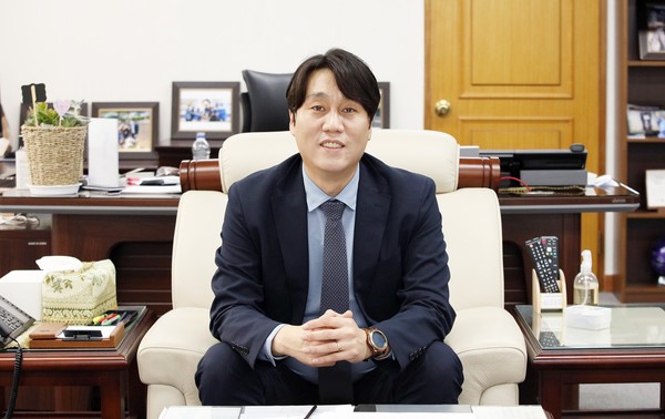 박준모 안양시의회 의장이 “시민들의 행복과 삶의 질 향상을 최우선 목표를 가지고  의회의 역할을 충실히 이행하겠다”고 말했다. 사진은 박준모 안양시의회 의장. (사진제공=안양시의회.)