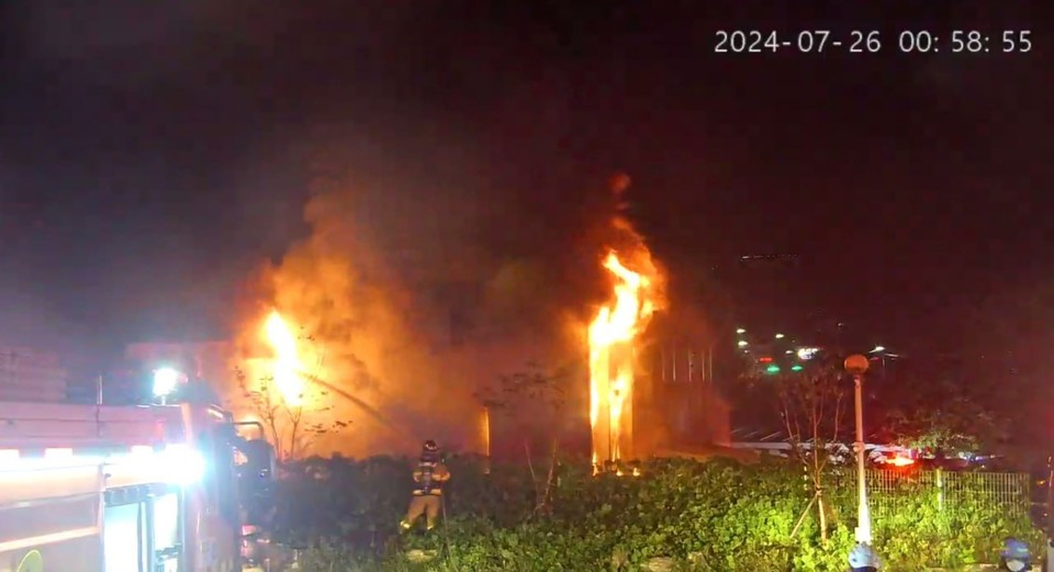 26일 오전 0시20분께 여주시 대신면 천서리의 한 식자재 보관창고로 사용 중인 저온저장창고에서 불이 나 창고 5개 동과 창고 안에 있던 배 30톤과 무 20톤, 지게차 1대 등을 태우고 신고를 받고 출동한 소방당국에 의해 약 2시간59분 만인 오전 3시19분께 모두 진화됐다. (사진제공=경기도소방재난본부)