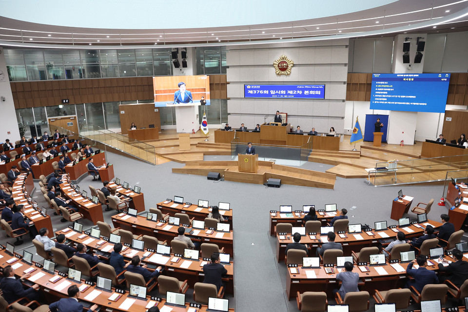 26일 오후 경기도의회 본회의장에서 열린 제376회 임시회 제2차 본회의에서 김동연 경기도지사가 인사말을 하고 있다. (사진제공=경기도청)