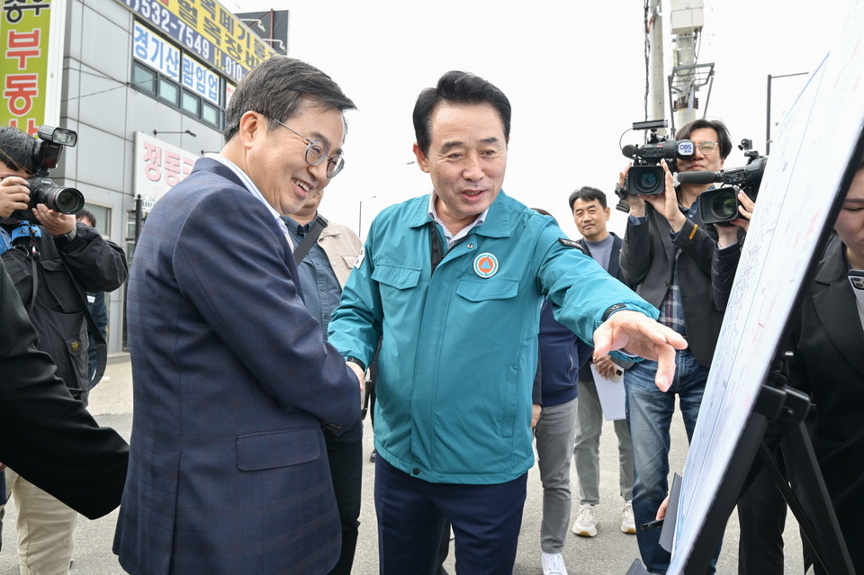 ‘더 큰 포천, 더 큰 행복’을 슬로건으로 출범한 민선8기 포천시가 임기 반환점을 지난 시점에서 3대 특구 유치와 핵심 전략사업 등을 추진해 지역발전 및 인구유입에 박차를 가한다는 방침이다. 사진은 백영현 포천시장이 포천을 방문한 김동연 지사와 전철-GTX 추진현장을 방문하고 있는 모습. (사진제공=포천시청)