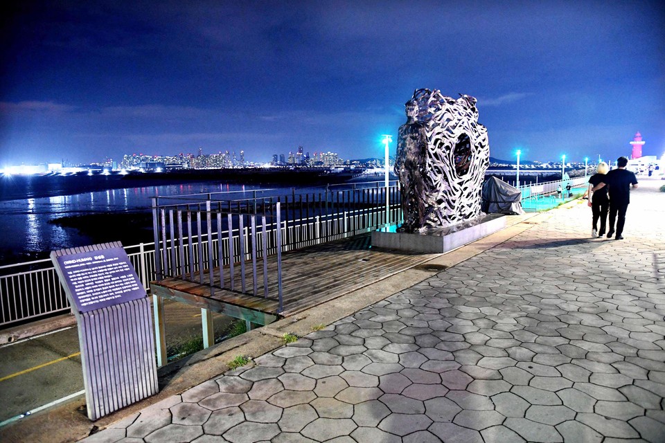 해가 지고 어둠이 깔리면 낭만이 쏟아지는 한여름 밤의 오이도. 깨끗하게 정돈된 선셋 덱을 거닐면 맞은편 수평선 너머로 반짝이는 화려한 도심의 불빛이 낭만을 배가시킨다. (사진제공=시흥시청)